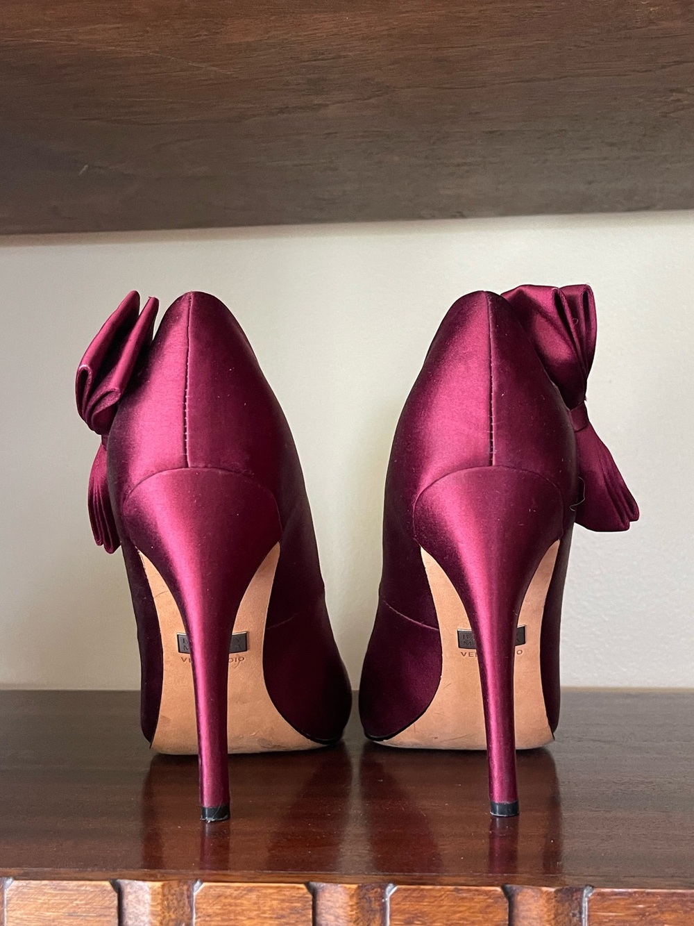 Badgley Mischka Burgundy Satin Bow Pumps Size 8M Formal Heels - Picture 3 of 8